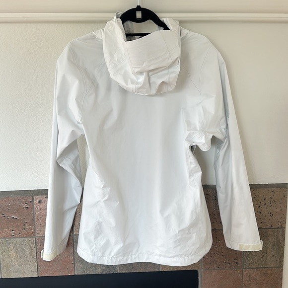 Woman’s new Patagonia shell jacket - Picture 3 of 3